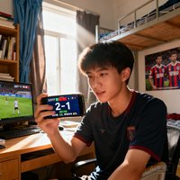 大学生球迷李华在宿舍通过3377体育APP观看比赛直播，手机屏幕上显示着实时比分和球员数据